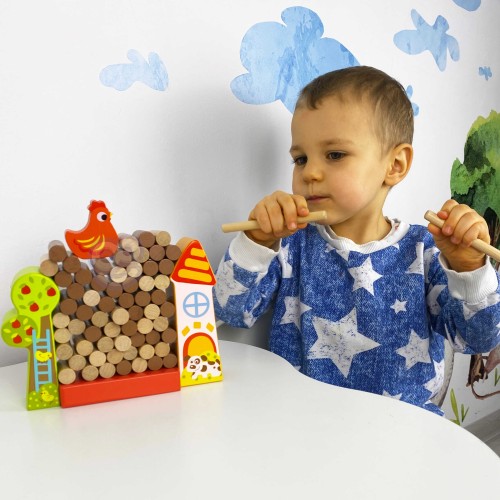 Zbliżenie na drewniane patyczki i figurkę kury w grze Farma Spadająca Kura TOOKY TOY