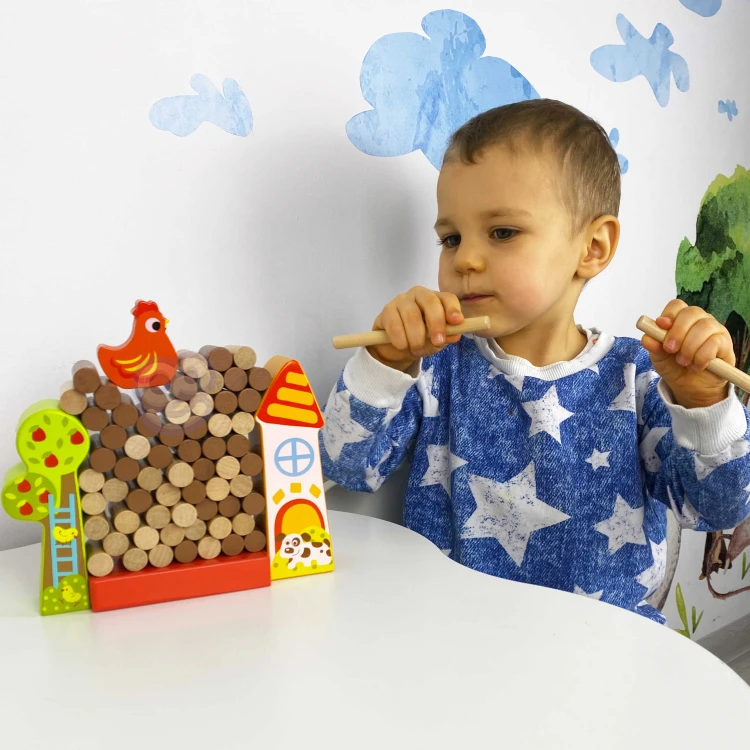 Zbliżenie na drewniane patyczki i figurkę kury w grze Farma Spadająca Kura TOOKY TOY