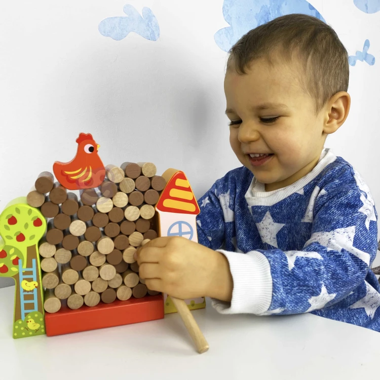 Widok rozłożonych elementów drewnianej gry zręcznościowej Farma Spadająca Kura TOOKY TOY