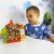 Dziecko podczas zabawy drewnianą grą Farma Spadająca Kura TOOKY TOY