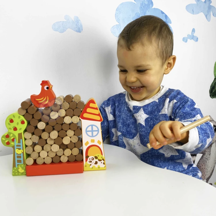 Kolorowa plansza i drewniane elementy zestawu Farma Spadająca Kura TOOKY TOY