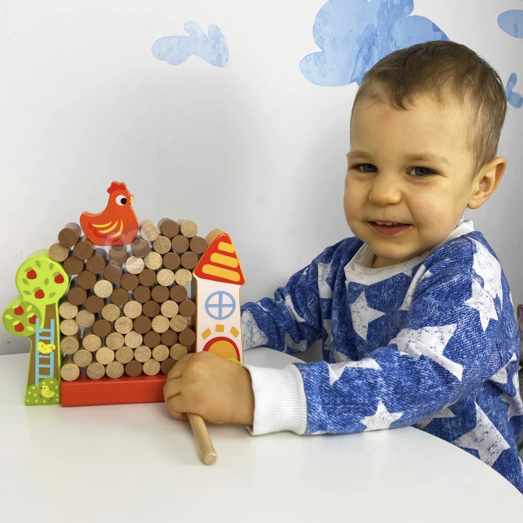 Figurka kury ustawiona na szczycie konstrukcji w grze Farma Spadająca Kura TOOKY TOY