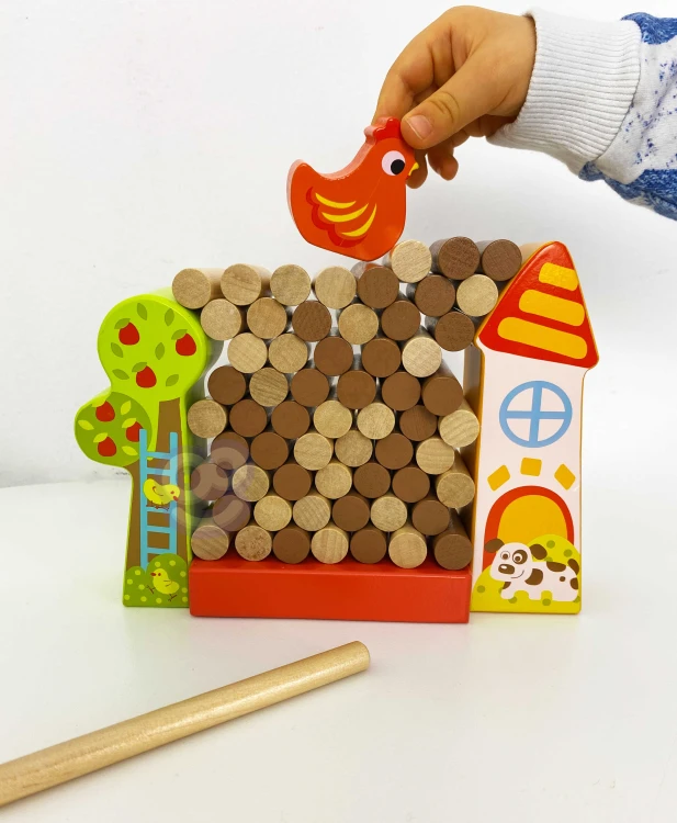 Kolorowe drewniane patyczki w zestawie gry Farma Spadająca Kura TOOKY TOY