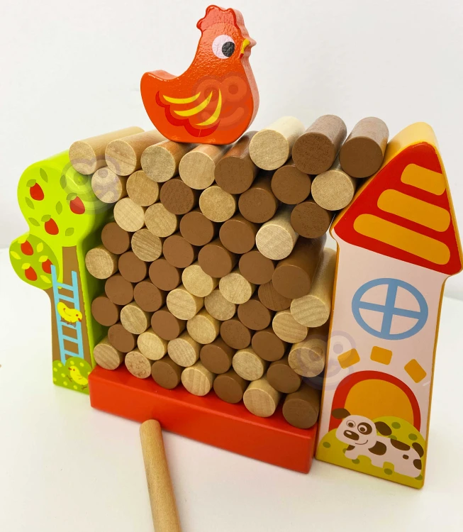 Zbliżenie na drewniane elementy do budowy konstrukcji w grze Farma Spadająca Kura TOOKY TOY