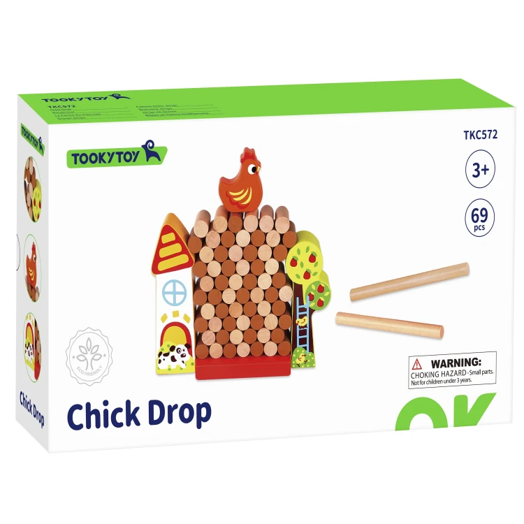 Drewniane patyczki i figurka kury w trakcie rozgrywki gry Farma Spadająca Kura TOOKY TOY