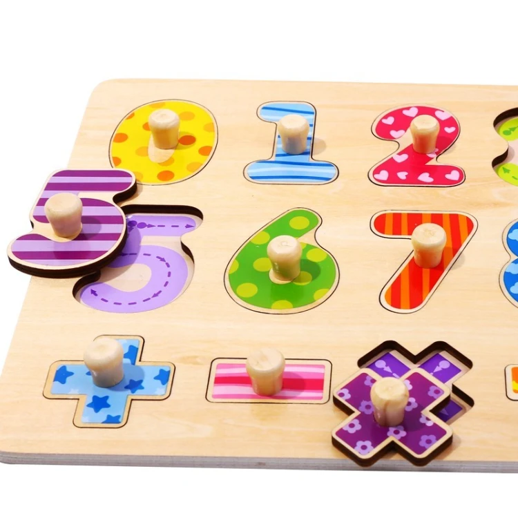Zbliżenie na drewniane cyfry i znaki matematyczne z edukacyjnej układanki TOOKY TOY