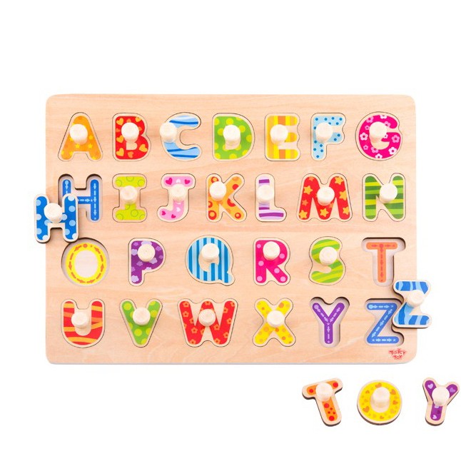 Kolorowe drewniane litery alfabetu TOOKY TOY ułożone na drewnianej tablicy