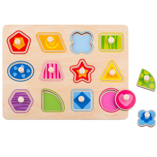 Kolorowe elementy układanki Montessori TOOKY TOY ułożone obok drewnianej planszy