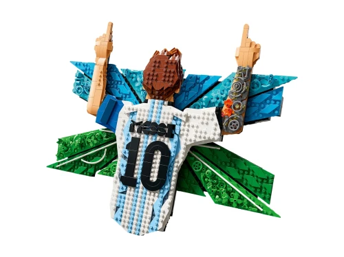 Zbliżenie na teksturowane tło modelu LEGO Editions Lionel Messi – cieszynka 43018 przedstawiające murawę boiska i niebo