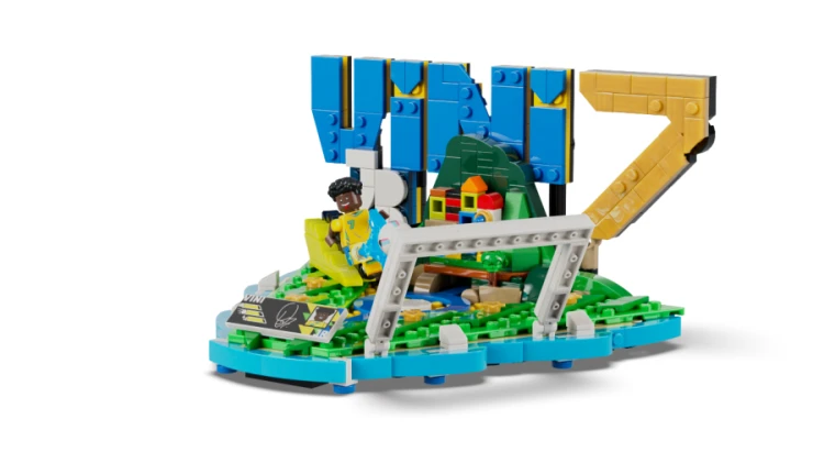 Minifigurka LEGO Vini Jr. w momencie strzału oraz kolekcjonerska tabliczka ze statystykami