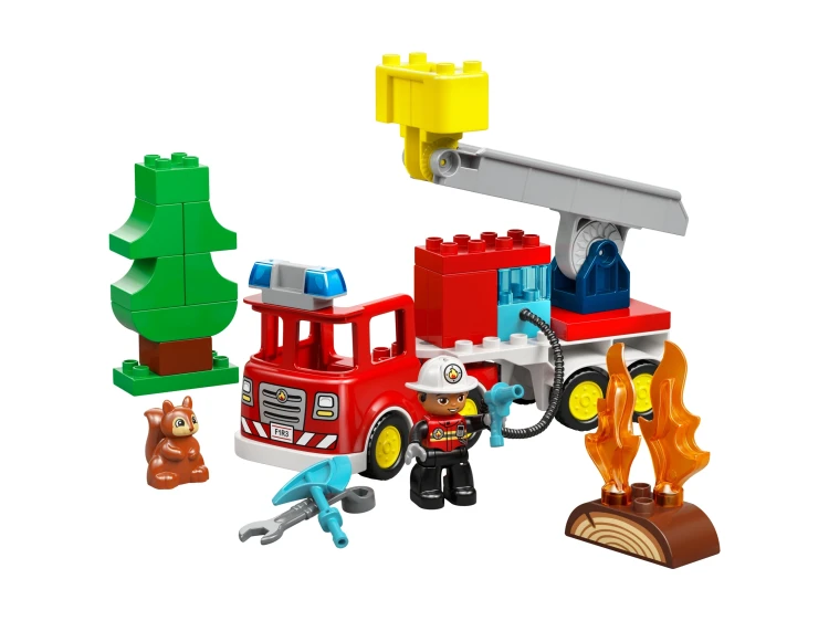 Zbliżenie na figurkę strażaka i elementy wozu strażackiego LEGO Duplo 10473 podczas zabawy
