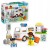 Widok na figurki ratownika i dziewczynki oraz karetki LEGO Duplo Town 10447