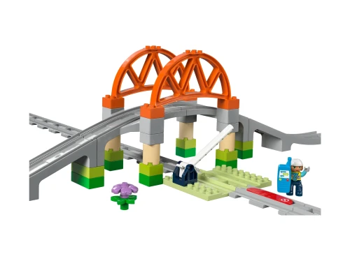 Zestaw LEGO Duplo 10426 z podnoszonym szlabanem i figurką maszynisty w trakcie zabawy