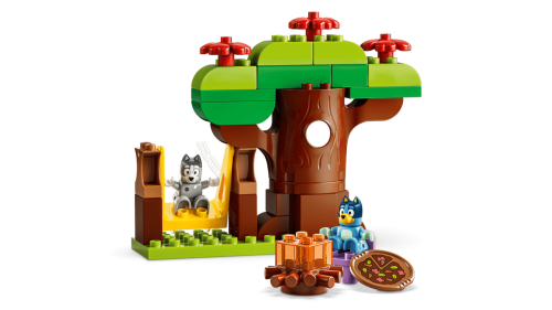 Widok na drzewo z huśtawką i samochodzik Muffinki w zestawie LEGO Duplo Bluey Pizzerki 10469