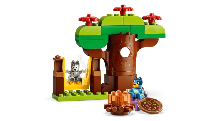 Widok na drzewo z huśtawką i samochodzik Muffinki w zestawie LEGO Duplo Bluey Pizzerki 10469