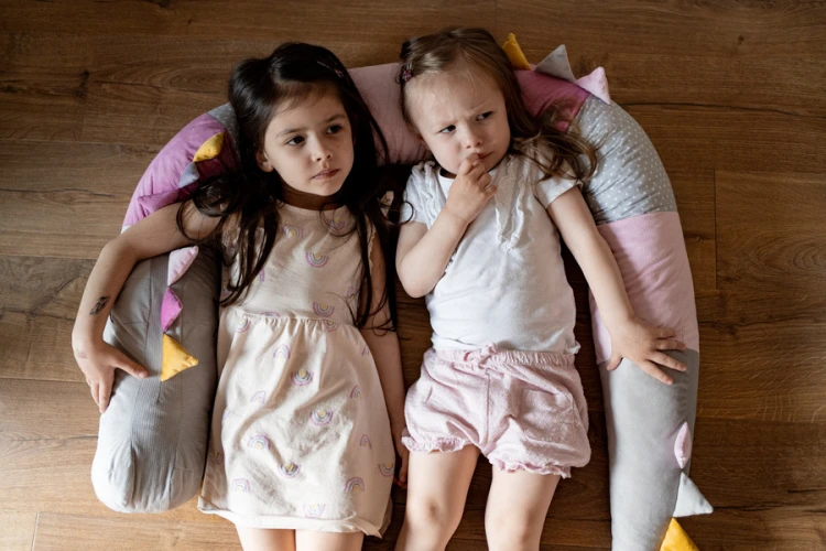 Kolorowe elementy na grzbiecie przytulanki Dream Dragon wspierają rozwój sensoryczny