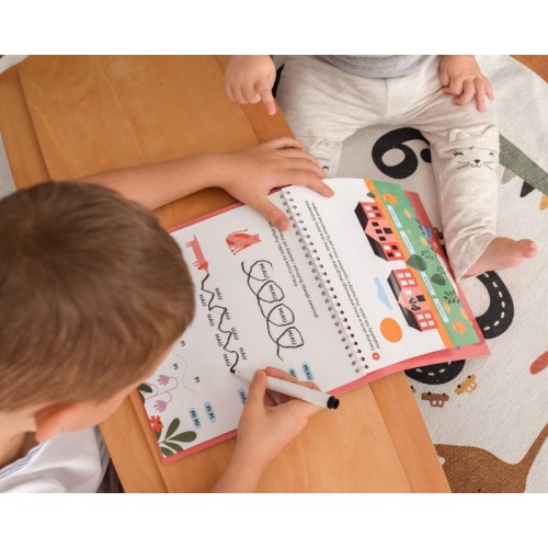 Kolorowe ilustracje i ćwiczenia w książce Kapitan Nauka Bazgraki piszą i czytają
