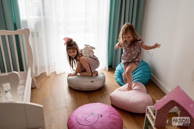Pufa siedzisko Akson z pluszowym pokryciem i wzorem Gwiazdki w kolorze różowym