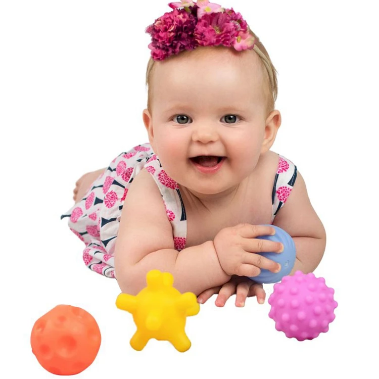 Zestaw czterech piłeczek sensorycznych SMILY PLAY o różnych fakturach, wymiar 180x180 mm