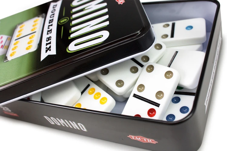 Metalowa puszka z kolorowymi kostkami domino Double Six TACTIC GAMES