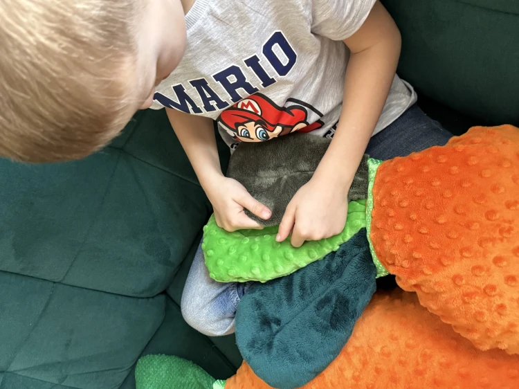 Sensoryczna Marchewka 2 kg – miękki materiał minky i faktury do stymulacji dotykowej VEST-POL