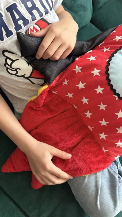 Poduszka sensoryczno-obciążeniowa Cosmo – widok na detale wypełnień i faktur w kształcie rakiety