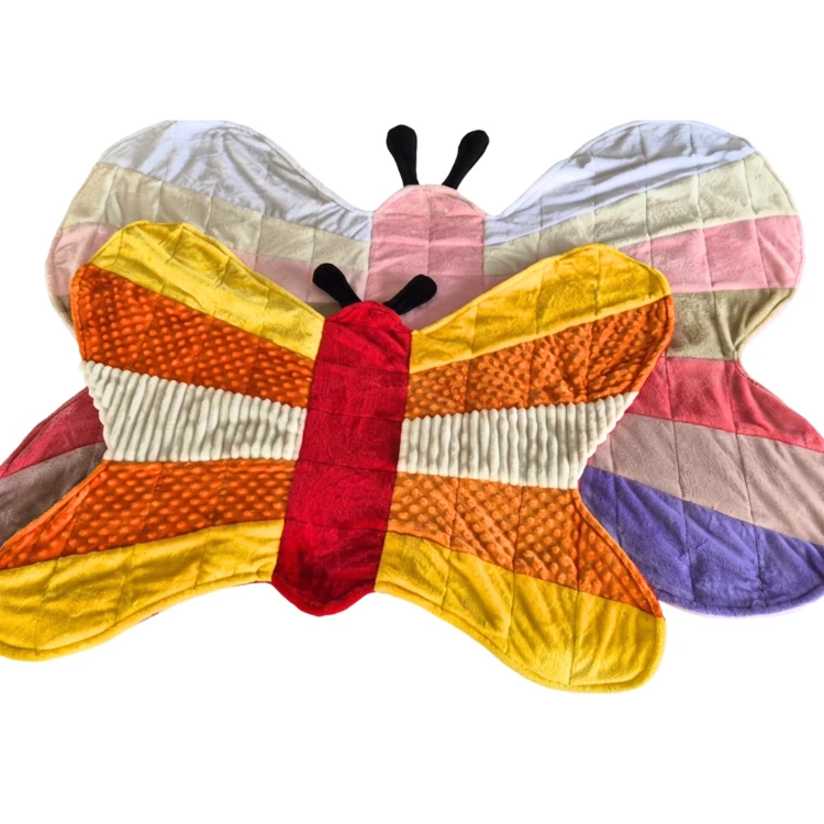 Widok Koca Obciążeniowego Motyl VEST-POL ułożonego na kanapie, idealny do relaksu