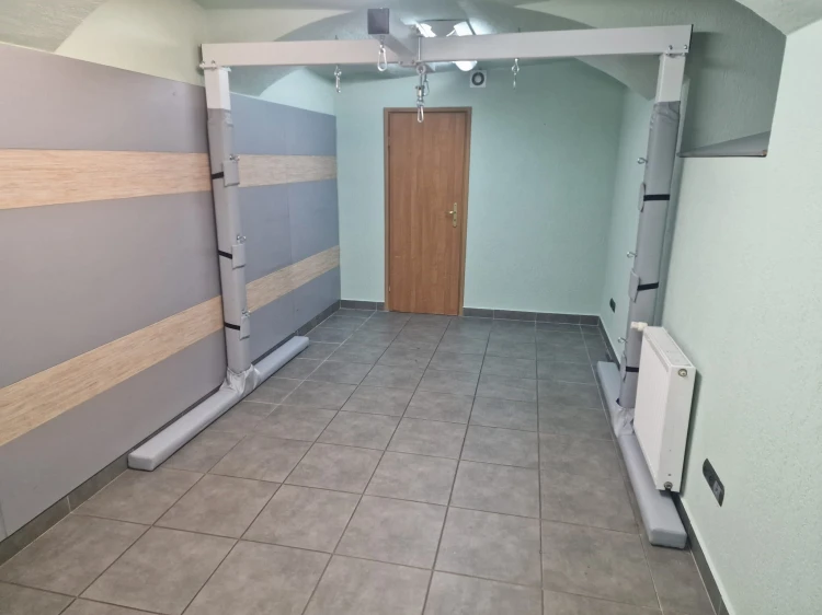 Rama wolnostojąca SI w gabinecie terapeutycznym, pokazująca możliwości podwieszania