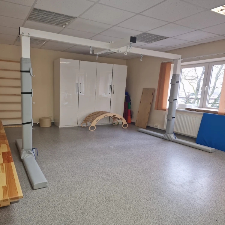 Widok na konstrukcję ramy wolnostojącej SI z punktami zaczepienia sprzętu