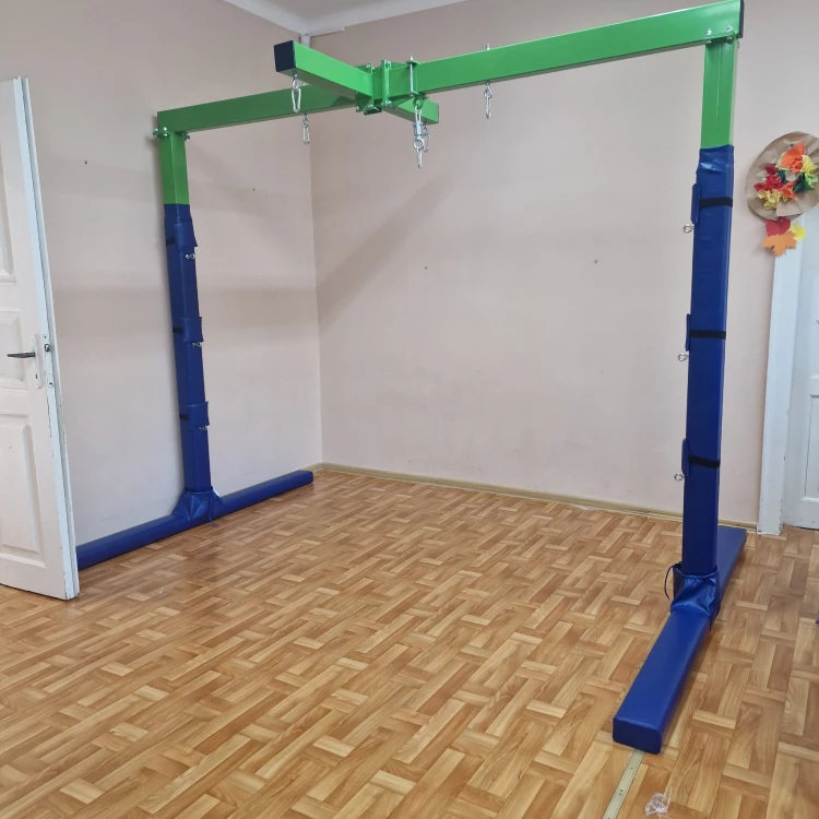 Zbliżenie na haki i karabińczyki ramy wolnostojącej SI do integracji sensorycznej