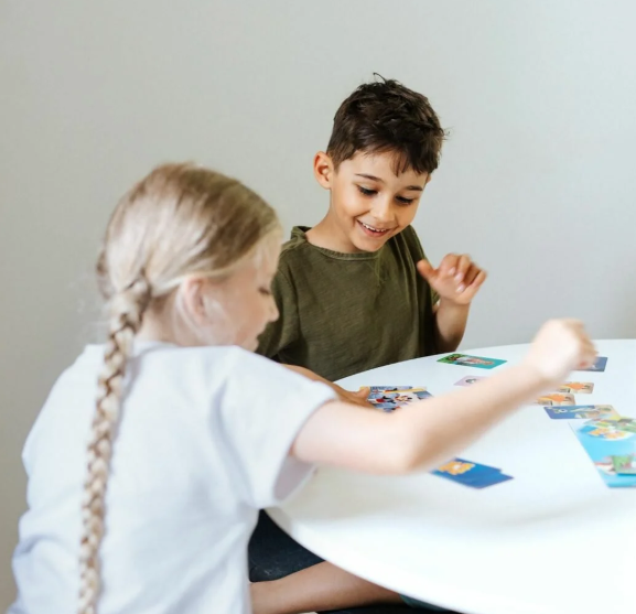 Widok z góry na elementy gry Boom Boom Koci Domek Gabi – plansza i dzwonek