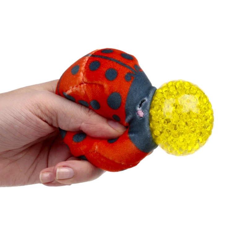 Zbliżenie na fakturę i miękkość pluszowego gniotka Zwierzątka z Ogrodu PUCKATOR EUROPEAN DISTRIBUTION CENTRE