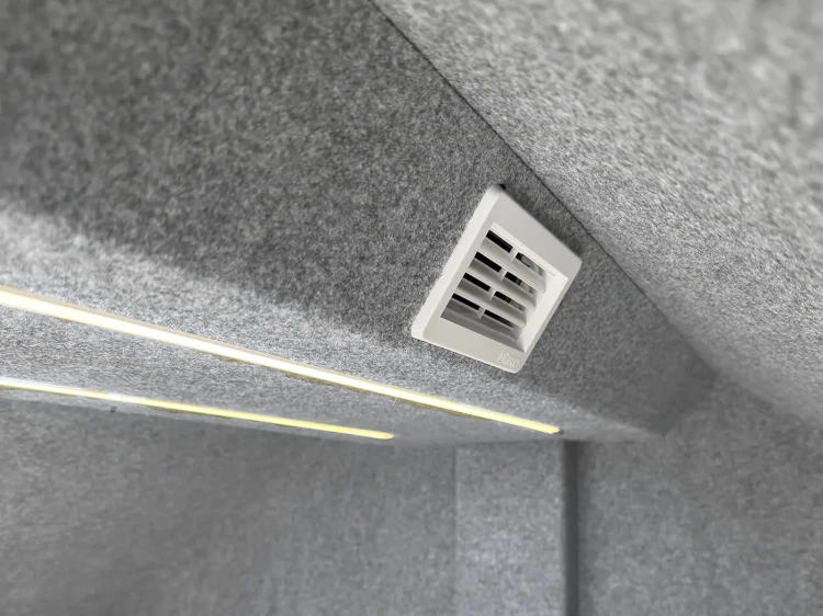 Wnętrze domku akustycznego do strefy ciszy NALUCONCEPT z widocznym oświetleniem LED i miejscem do pracy