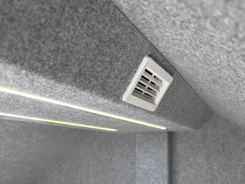 Widok detalu wnętrza otwartego domku akustycznego NALUCONCEPT z oświetleniem LED i portami USB