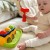 Widok z góry na kolorową przebijankę Woopie Baby z trzema kulkami i młoteczkiem