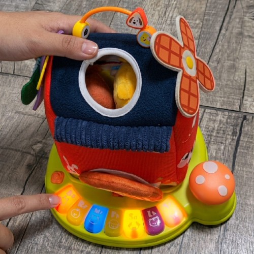 Kolorowy wiatrak i pałąk z koralikami w edukacyjnym domku WOOPIE BABY