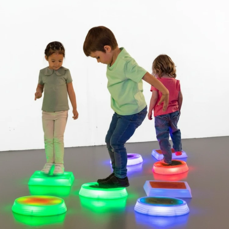 Ustawienie Sensorycznych Świetlnych Dysków 3D LED TTS w ścieżkę sensoryczną dla dzieci