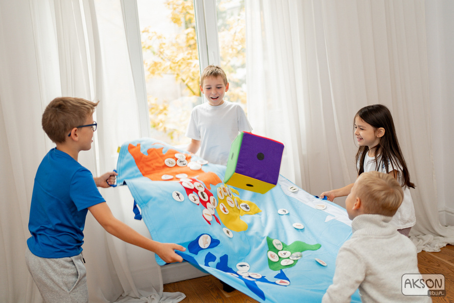 Mata edukacyjna mapa świata z 20 elementami przedstawiającymi zabytki