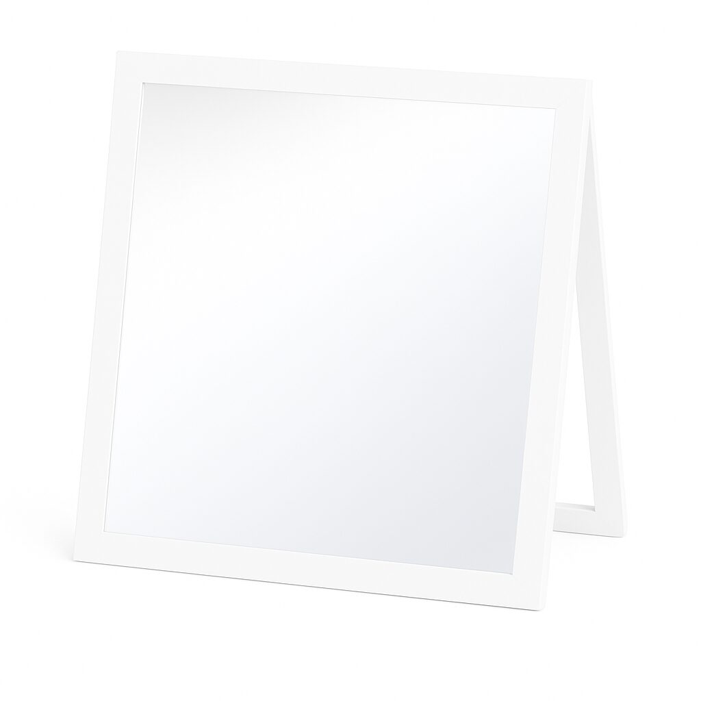 Lusterko logopedyczne z podpórką ustawione na biurku w gabinecie; widoczna tafla 34,8 × 44,8 cm i biała rama MDF zabezpieczona folią